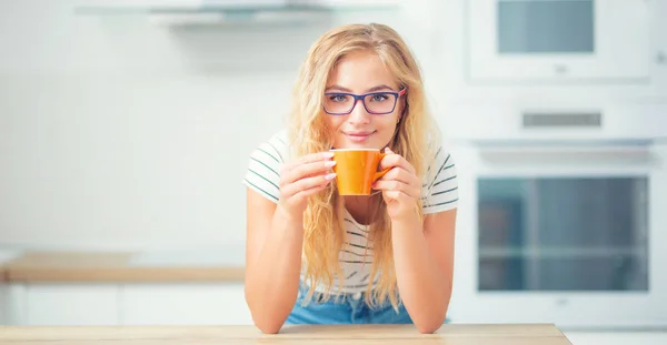 幸せな若い女性の手にコーヒーのカップ。魅力的な女の子のドリン — ストック写真