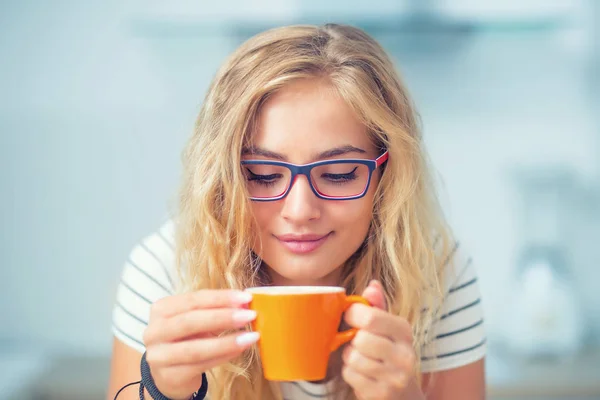 幸せな若い女性の手にコーヒーのカップ。魅力的な女の子のドリン — ストック写真