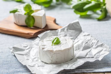 Masada fesleğen yaprakları ile Camembert veya brie peynir