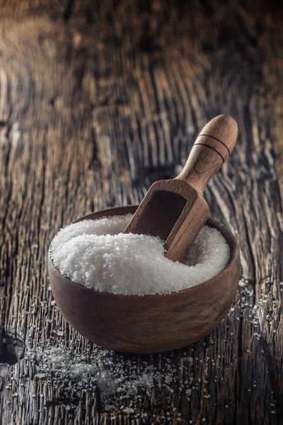 Grovkornigt salt i en träskål med en slev på ett gammalt ek bord — Stockfoto