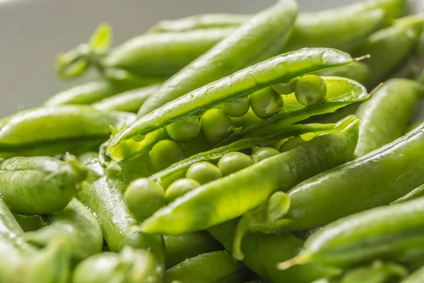 Graines et gousses de pois verts frais - Gros plan — Photo