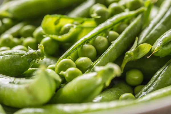 Graines et gousses de pois verts frais - Gros plan — Photo