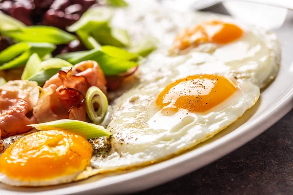 English Breakfast with eggs, bacon, beans and iyoung onion in white plate — Stock Photo, Image