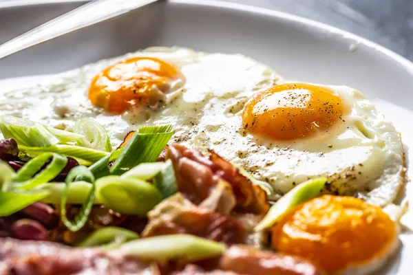 English Breakfast with eggs, bacon, beans and iyoung onion in white plate — Stock Photo, Image