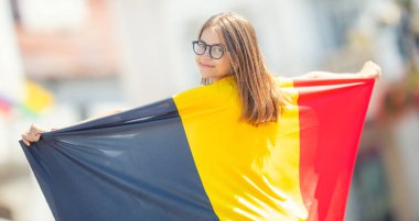 Belçika bayrağı ile çekici mutlu genç kız