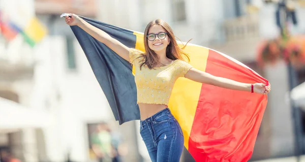 Jolie jeune fille heureuse avec le drapeau belge — Photo