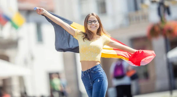 Jolie jeune fille heureuse avec le drapeau belge — Photo