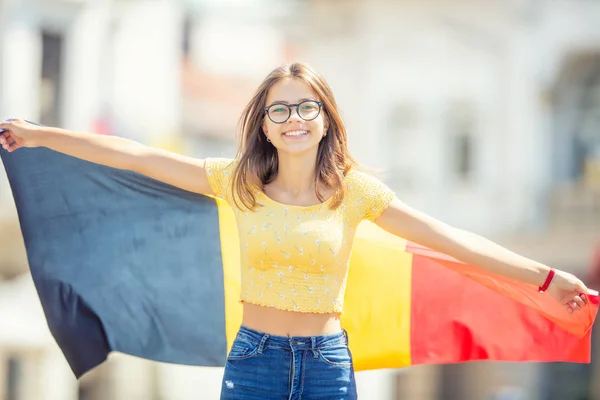 Jolie jeune fille heureuse avec le drapeau belge — Photo