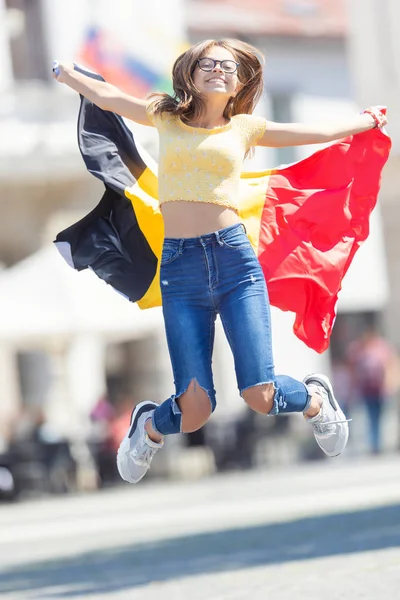 Atractiva joven feliz con la bandera belga — Foto de Stock