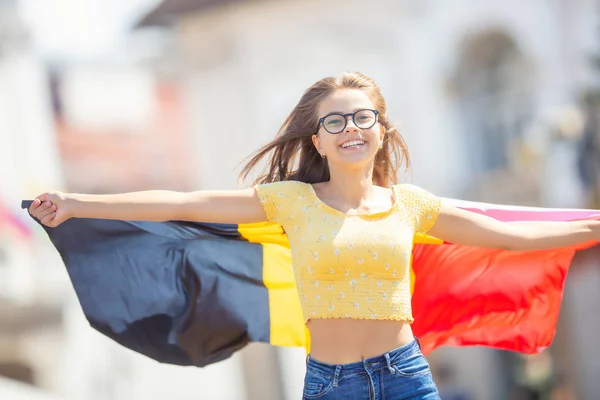 Atrakcyjna szczęśliwa młoda dziewczyna z belgijskiej flagi — Zdjęcie stockowe