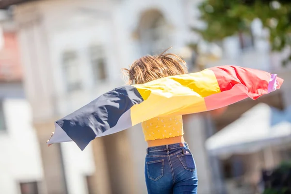 Atractiva joven feliz con la bandera belga — Foto de Stock