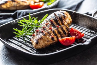 Tavuk göğsü baharat peper tuz domates ve biberiye ile ızgara