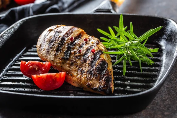 Peito de frango grelhado com temperos peper sal tomates e alecrim — Fotografia de Stock