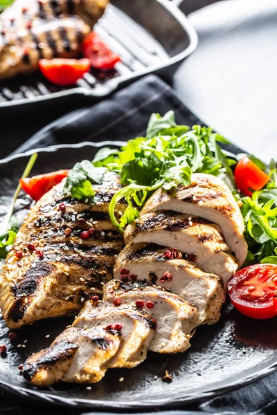 Csirkemell grillezett fűszerek Peper só paradicsom és sült saláta kitûnõ — Stock Fotó