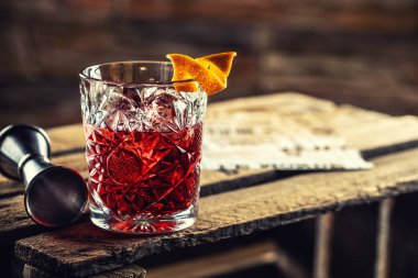 Eski bir tahta üzerinde Negroni kokteyli. Cin, Campari Martini Rosso ve portakallı