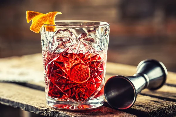 Cocktail Negroni sur une vieille planche de bois. Boire avec gin, campari martini rosso et orange — Photo