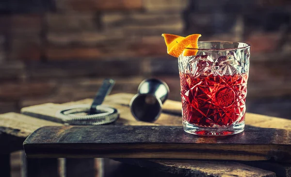 Κοκτέιλ Νεγκρόνι σε μια παλιά ξύλινη σανίδα. Πιείτε με τζιν, campari martini rosso και πορτοκάλι — Φωτογραφία Αρχείου