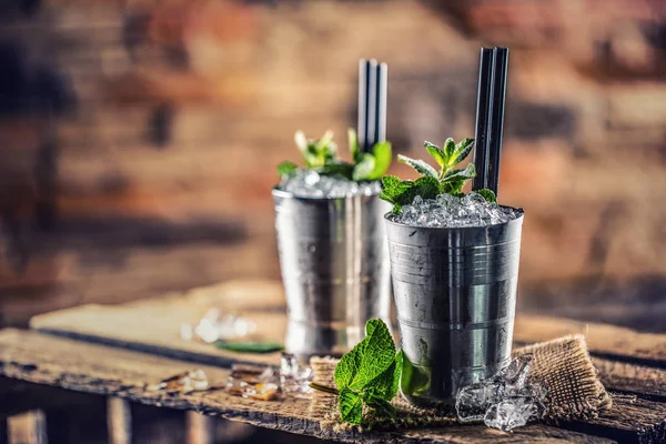 Монетний джинсовий коктейль алкогольний напій на дерев'яній дошці в пабі або ресторані — стокове фото