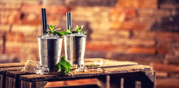 Mint julep cocktail alkoholhaltig dryck på träskiva i pub eller restaurang — Stockfoto