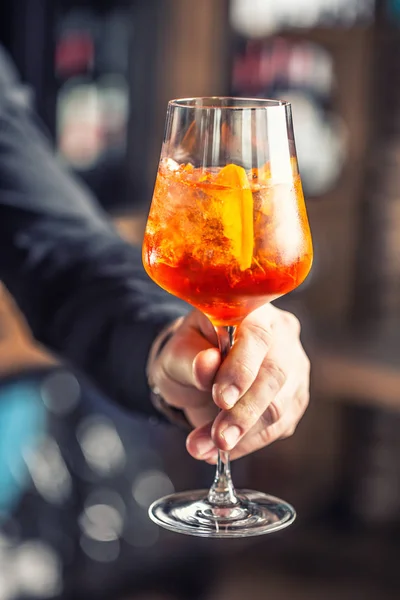 Aperol Spritz boisson. Barman main tenant verre avec Aperol Spritz boisson — Photo