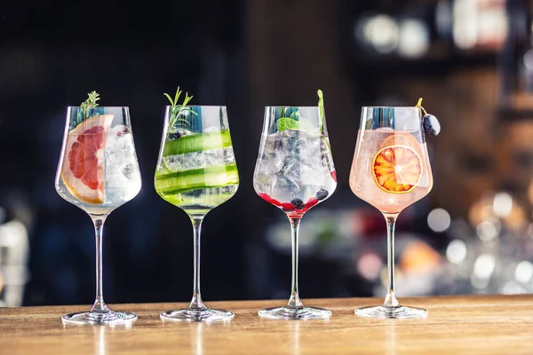 Gin tonic cocktail in bicchieri di vino sul bancone del bar in cucciolo o ristorante — Foto Stock