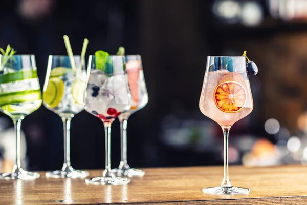 Gin tonic cocktail in bicchieri di vino sul bancone del bar in cucciolo o ristorante — Foto Stock