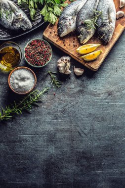 Baharatlar tuz otlar sarımsak ve limon ile Akdeniz balık çipura. Sağlıklı deniz ürünleri. Sağlıklı deniz ürünleri kavramı