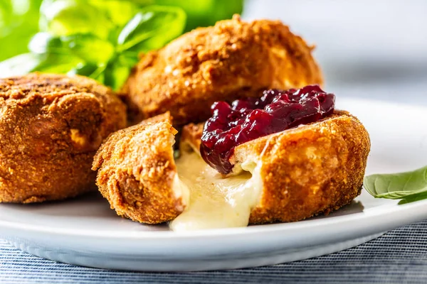 Kızılcık reçeli ve fesleğen ile kızarmış camembert veya brie peyniri