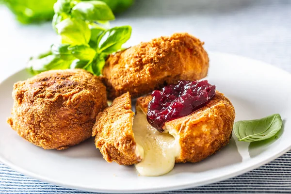 Formaggio fritto di camembert o brie con marmellata di mirtilli rossi e basilico — Foto Stock