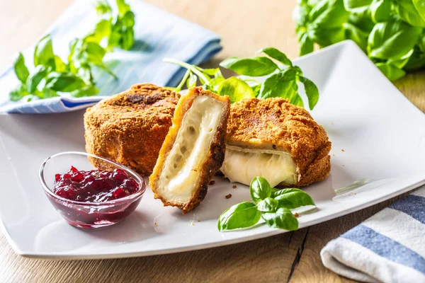 Stekt Camembert eller Brie ost med tranbär sylt och basilika — Stockfoto