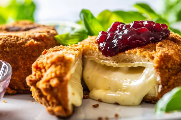 Stekt Camembert eller Brie ost med tranbär sylt och basilika — Stockfoto