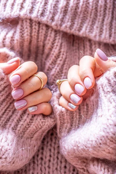 Manicura de prego de arte de noiva em suéter roxo. Unhas de gel em macio — Fotografia de Stock