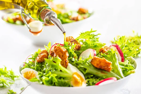 Salata karışık malzemelerle tavuk göğsü yumurta turp ve zeytinyağı parçaları — Stok fotoğraf