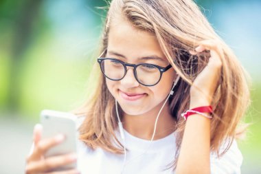 Kulaklıkile genç genç kız iyi müzik ile zevk. Mod