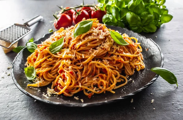 Nudelspaghetti Toamto und Bolognese-Sauce mit Öl-Parmesan und Basilikum — Stockfoto