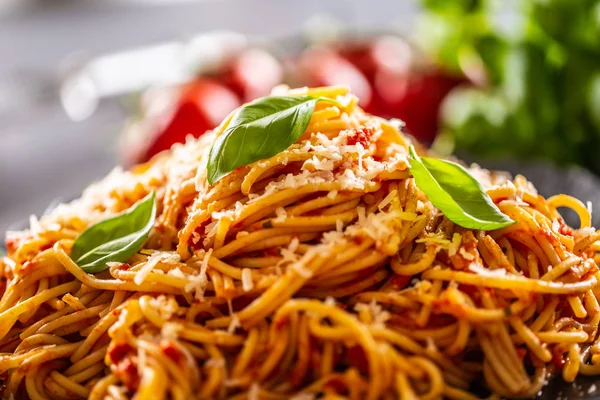 Pasta de espaguetis toamto y salsa boloñesa con aceite de oliva parmesano y albahaca — Foto de Stock