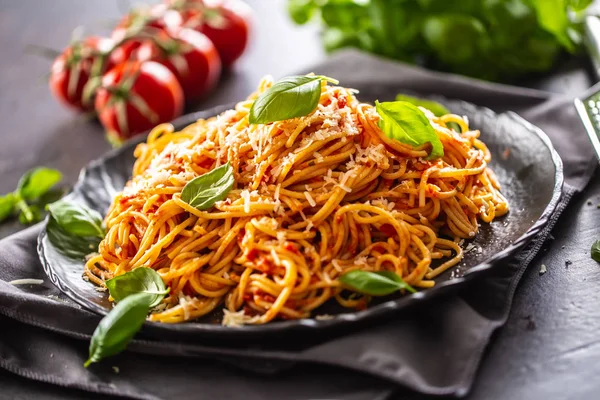 Yağlı yağ parmesan ve fesleğen ile Makarna spagetti toamto ve bolonya sosu — Stok fotoğraf