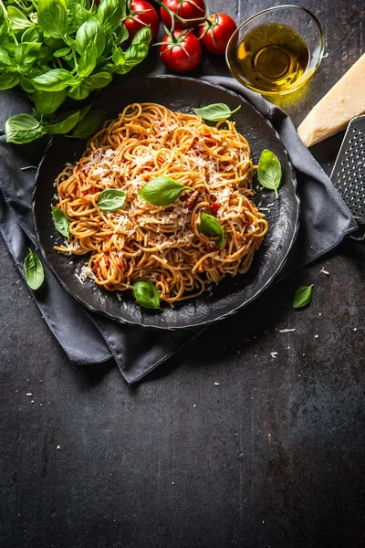 Yağlı yağ parmesan ve fesleğen ile Makarna spagetti toamto ve bolonya sosu — Stok fotoğraf