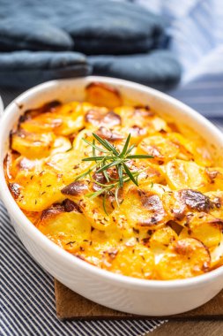 Fransa patates olarak başlıklı pişirme çanak geleneksel easten Avrupa gıda kavrulmuş patates