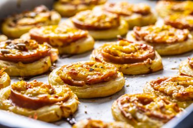 Fırın tepsisinde jambon pastırma peynir susam ile puf böreği Rolls