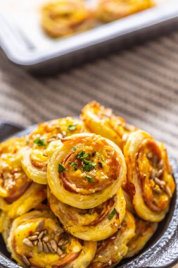 Yemekte jambon pastırma peynir susam ile puf böreği Rolls