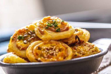 Yemekte jambon pastırma peynir susam ile puf böreği Rolls