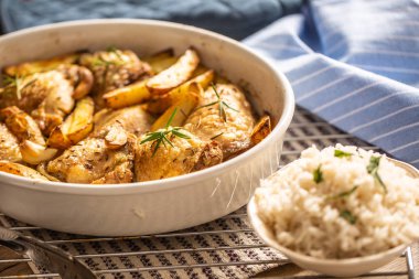 Tavuk bacakları pişirme çanak amerikan patates ile kavrulmuş