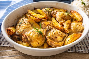 Tavuk bacakları pişirme çanak amerikan patates ile kavrulmuş