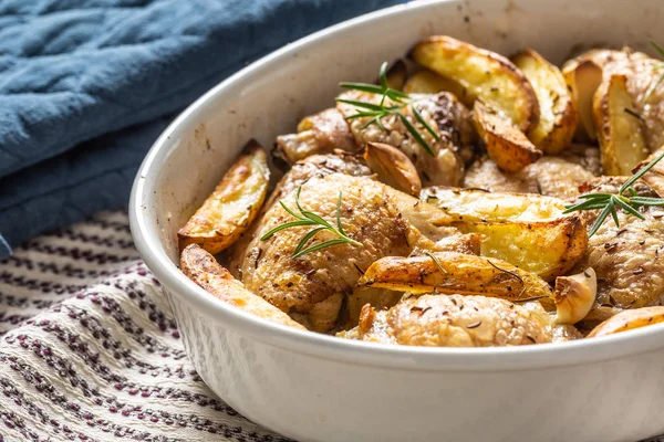 Kippenpoten geroosterd met Amerikaanse aardappelen in bakschaal — Stockfoto