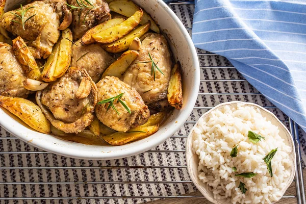 Kippenpoten geroosterd met Amerikaanse aardappelen in bakschaal — Stockfoto