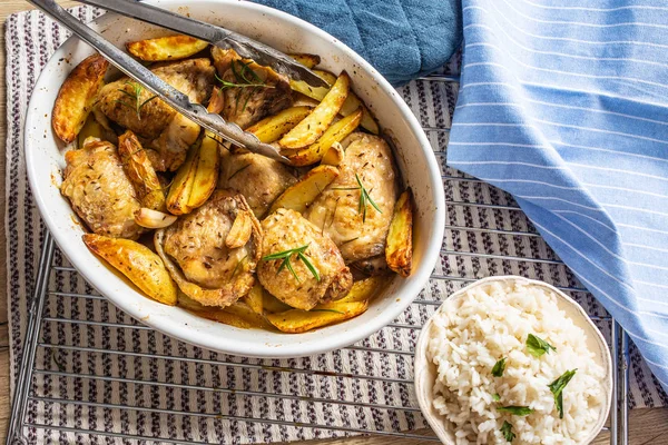 Kippenpoten geroosterd met Amerikaanse aardappelen in bakschaal — Stockfoto