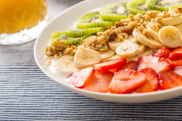 Zdrowe śniadanie serwowane z talerz jogurtu musli kiwi truskawki i Banana — Zdjęcie stockowe