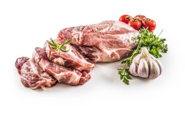 Sarımsak maydanoz otlar domates ve biberiye beyaz arka plan üzerinde izole ile domuz boyun çiğ et