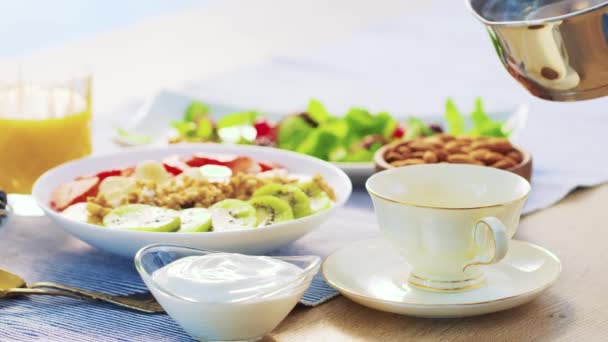 Turecka Kawa Nalewa Ciepłej Wody Zdrowe Śniadanie Musli Granola Świeże — Wideo stockowe